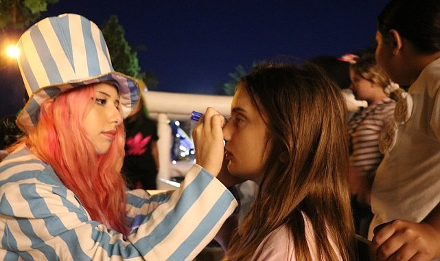 “Büyükşehir Çocuk Şenliği Gördes’te” Çocuklara Unutulmaz Bir Akşam Yaşattı