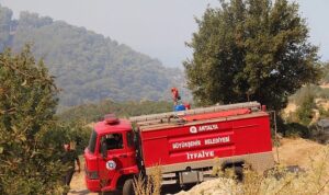 Büyükşehir ekipleri orman yangınına müdahale ediyor