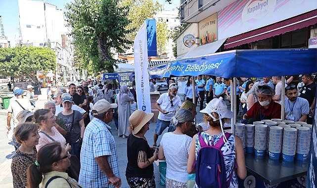 Büyükşehir’in aşure ikramları sürüyor