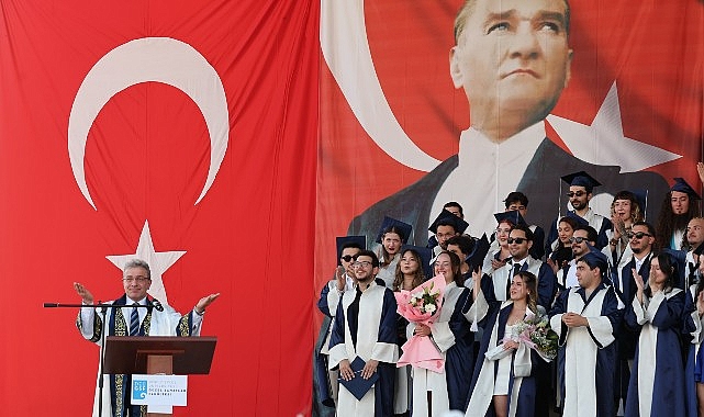 DEÜ Güzel Sanatlar Fakültesinde Mezuniyet Coşkusu: Başkan Cemil Tugay, Eşinin Mezuniyet Sevincine Ortak Oldu