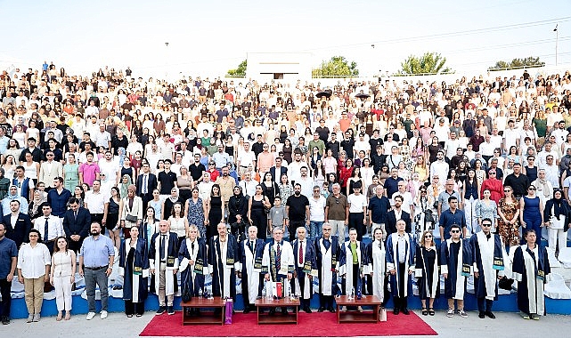 DEÜ Hukuk Fakültesi ve Adalet MYO’da Mezuniyet Coşkusu