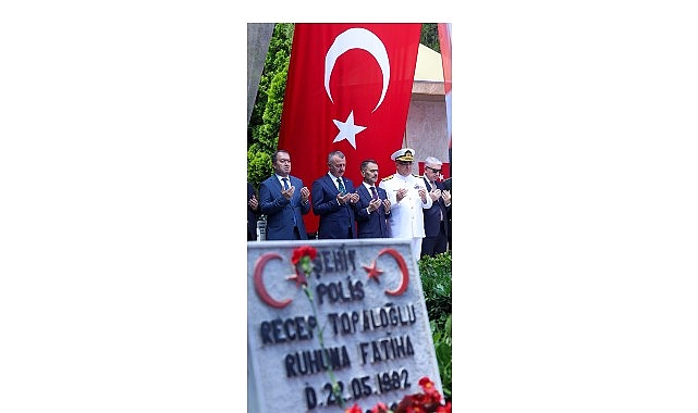 Dualar kahramanlar için yükseldi