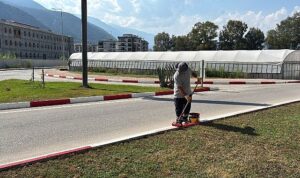 Finike’de yollar yenileniyor bordürler boyanıyor
