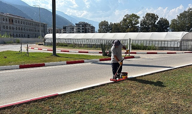 Finike’de yollar yenileniyor bordürler boyanıyor