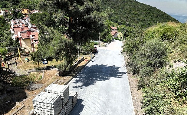 Gölcük Halıdere’de 3 sokakta parke yollar yenilendi