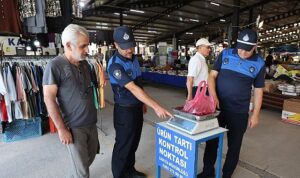 Kartepe’de Pazarlarda Zabıta Denetimi Sürüyor