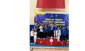 Kocaeli’nin gururu Kağıtspor kürsülerden inmiyor