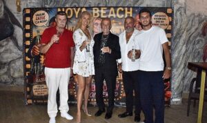 Noya Beach’te coşkulu Yeşilçam Gecesiİ: Nuri Alço’nun elinden gazoz içme yarışına girdiler!