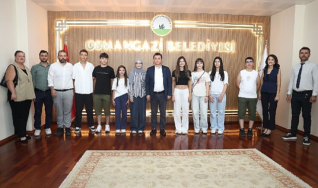 Osmangazi’de Ücretsiz LGS Kurslarının Başarılı Öğrencileri Başkan Aydın’la Buluştu