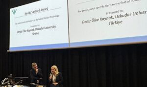 Politik psikolojinin en saygın ödülü Prof. Dr. Deniz Ülke Kaynak’a takdim edildi!