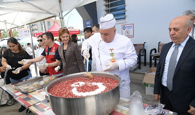 Salı Pazarında Aşure İkramı