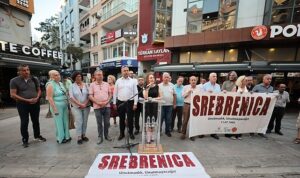 Srebrenitsa’da katledilen canlar Konak’ta anıldı