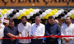 Tarihi Ayvalık Tostçular Çarşısı’nda Örnek Bir İş Birliği