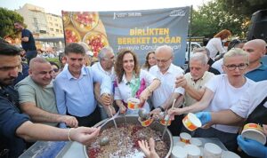 Yüzlerce Karşıyakalı aşurenin bereketini paylaştı