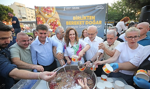 Yüzlerce Karşıyakalı aşurenin bereketini paylaştı